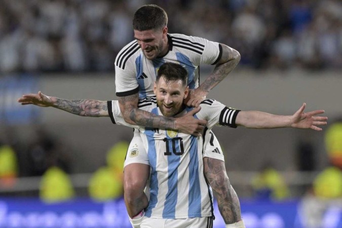 Messi 800 gols: em jogo da Argentina, atacante atinge marca histórica